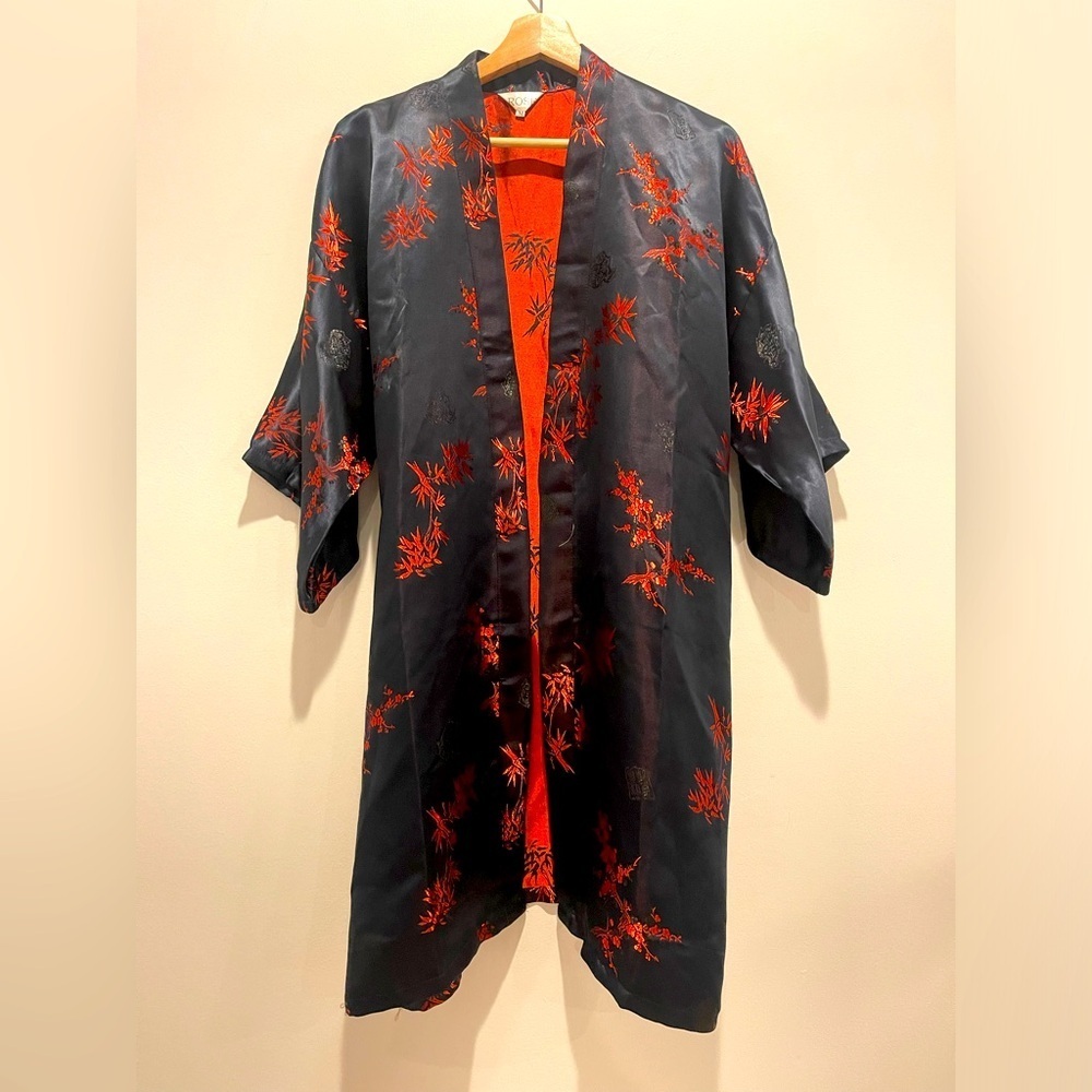 NWOT Elegant Black and Red Women's Asian Kimono Jacket Robe size medium